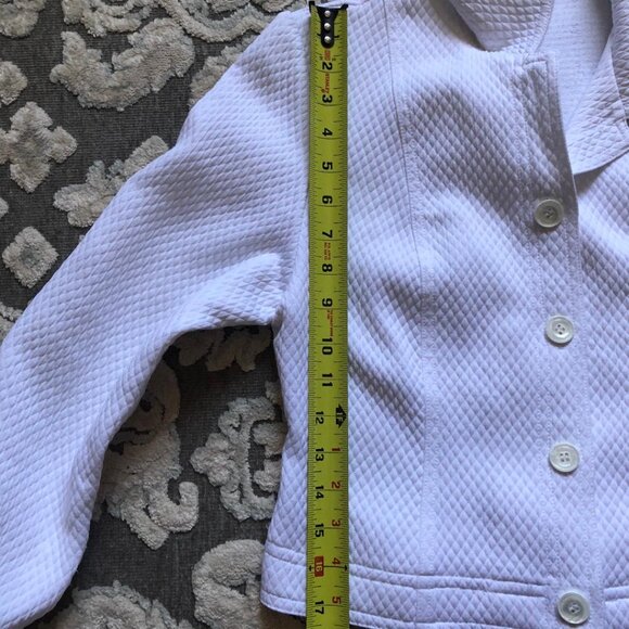 Mikane, Cropped, collared, buttoned, quilt patterned, White blazer, Size 6 - Picture 6 of 6
